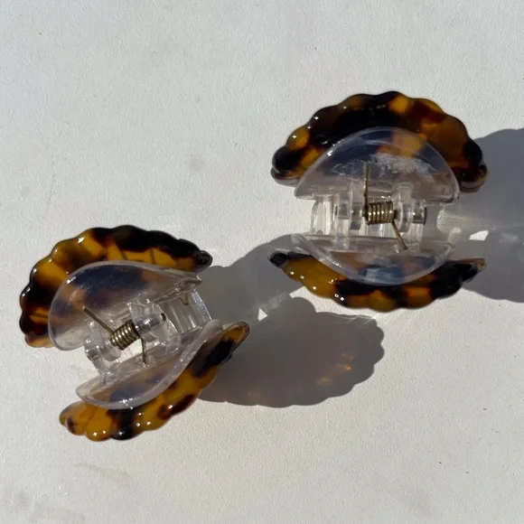 Valet Studio ‘Ursula’ She’ll Clips Tortoise - Picture 2 of 6